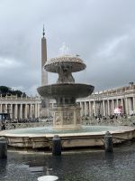 ROM - Petersplatz im Vatikanstadt - Brunnen 1675 fertiggestellt von Bernini; Kolonnaden & Vatikanische Obelisk