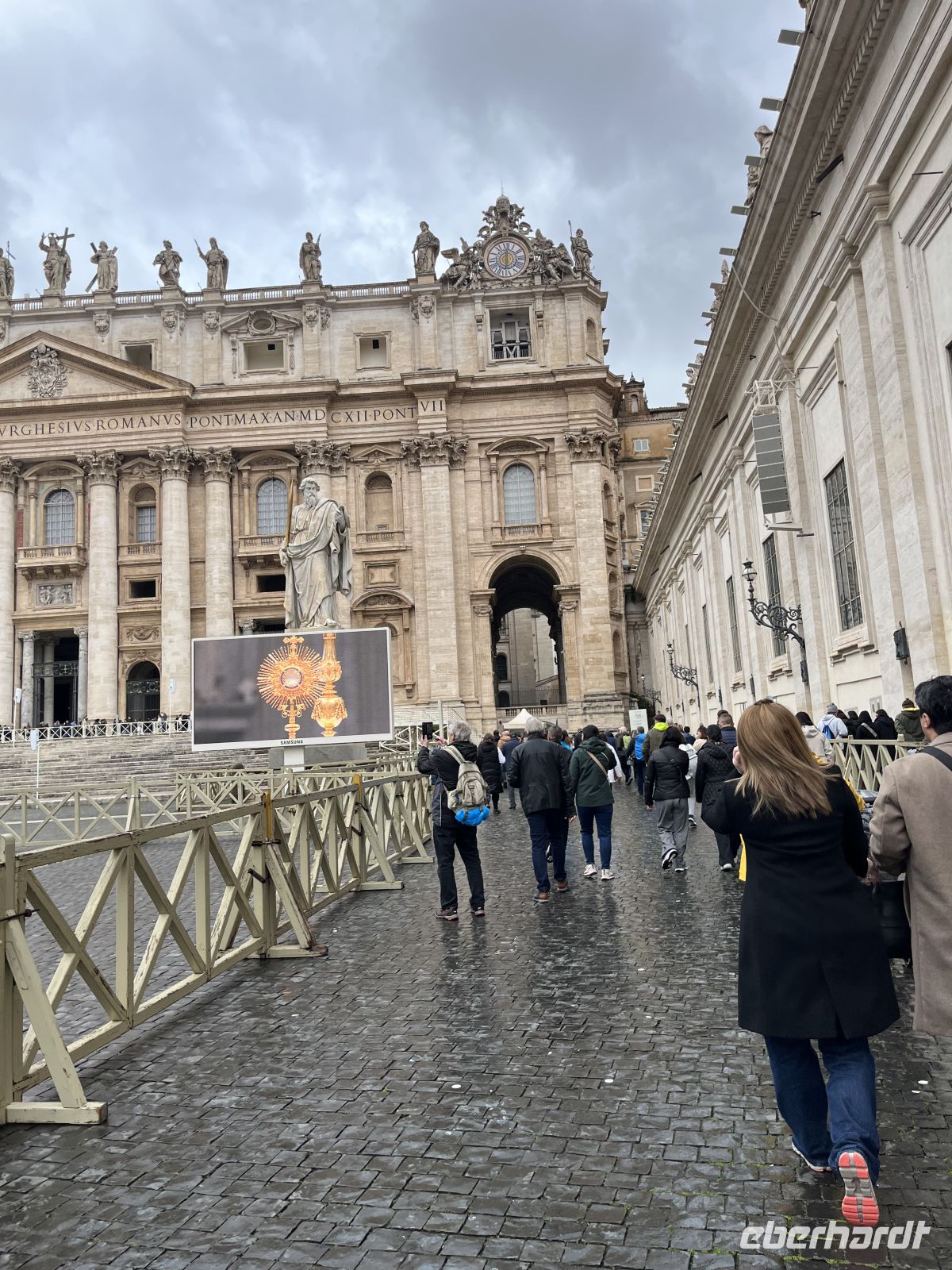 ROM - Petersplatz im Vatikanstadt  - Kontrolle geschafft