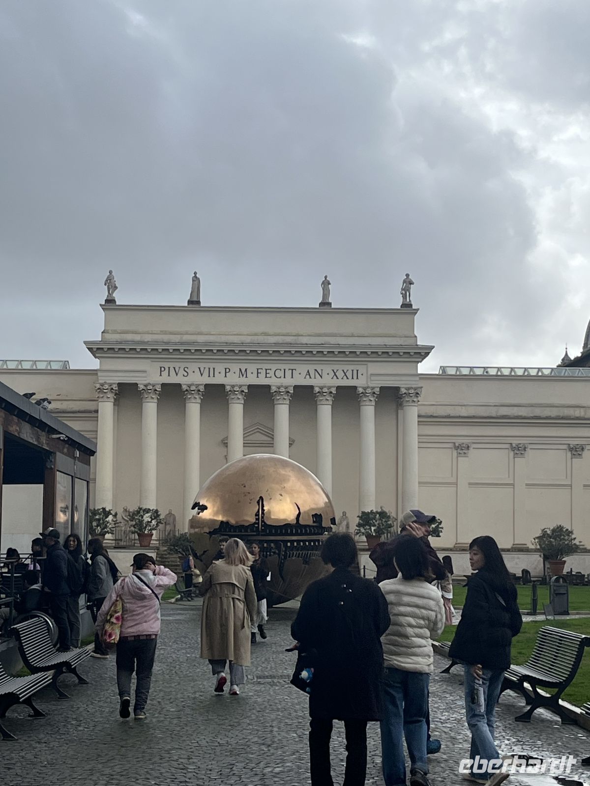 ROM- Besuch Vatikanischen Museen - Bronzekugel- Skulptur 