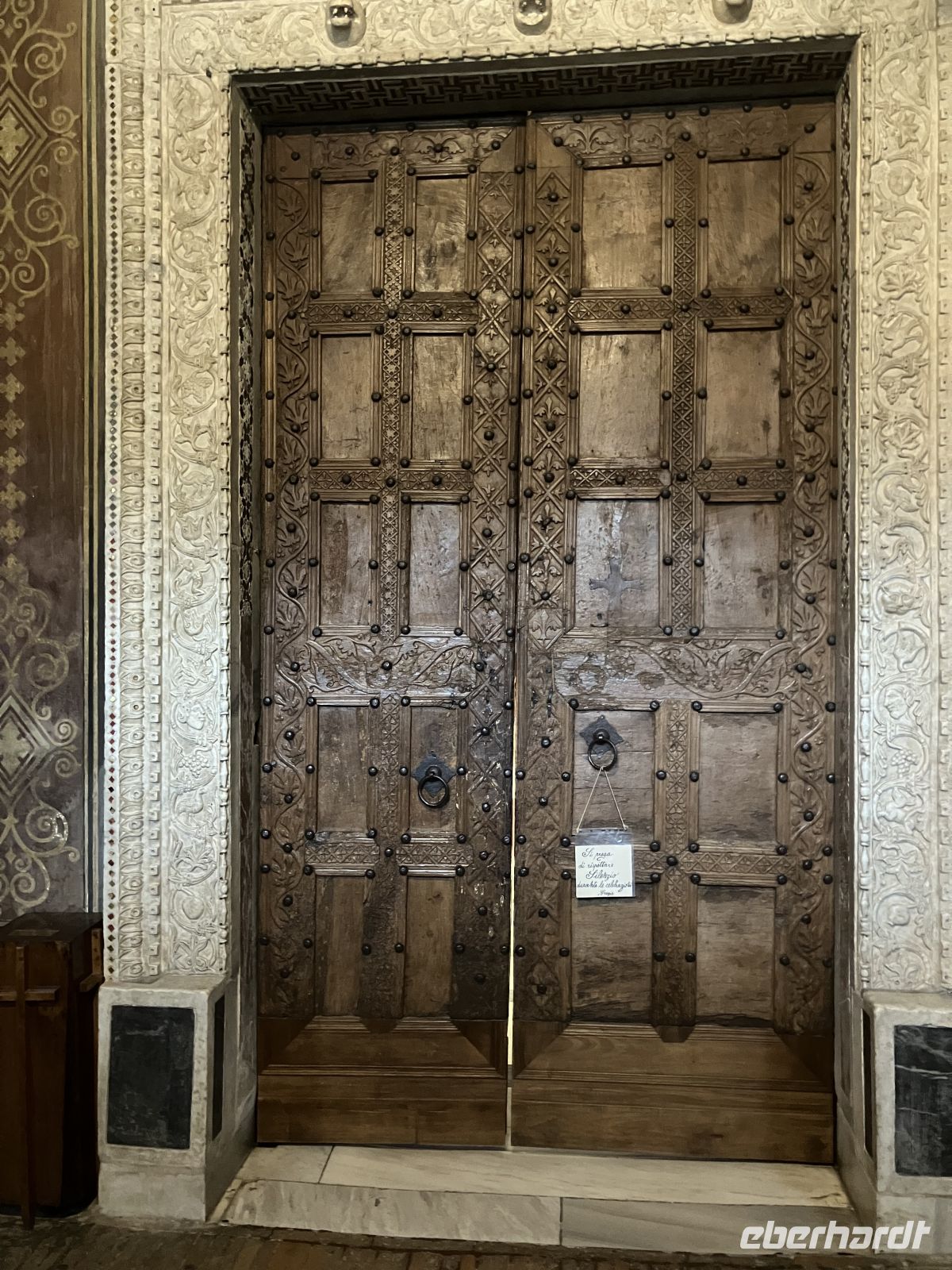 Kircheneingang &ndash; &copy;  (Eberhardt TRAVEL)