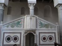 Ravello, das Lesepult im Dom zeigt, wie Jonas vom Wal verschlungen und wieder ausgespuckt wird. &ndash; &copy; Vivian Kreft (Eberhardt TRAVEL)