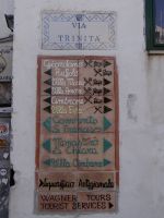 Ravello, diesen hübschen Hinweistafeln folgt man gerne. &ndash; &copy; Vivian Kreft (Eberhardt TRAVEL)