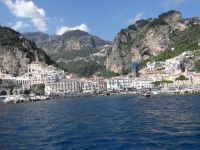 Amalfi vom Wasser aus. Ganz da oben waren wir. &ndash; &copy; Vivian Kreft (Eberhardt TRAVEL)