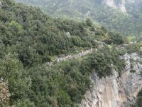 Weg der Götter, hart an der Kante entlang.  &ndash; &copy; Vivian Kreft (Eberhardt TRAVEL)