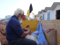 Positano, ein Fischer bessert sein Netz aus.  &ndash; &copy; Vivian Kreft (Eberhardt TRAVEL)