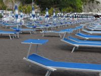 Positano, die Liegestühle warten auf die Badenden.  &ndash; &copy; Vivian Kreft (Eberhardt TRAVEL)