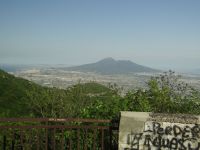 Blick auf den Vesuv und zu seinen Füßen die 3-Millionen-Stadt Neapel. &ndash; &copy; Vivian Kreft (Eberhardt TRAVEL)