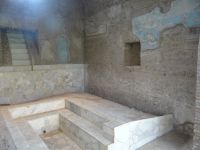 Pompeji, die Villa der Julia Felix mit Triklinium. Wasser floss über die Treppenstufen und kühlte den Raum.  &ndash; &copy; Vivian Kreft (Eberhardt TRAVEL)