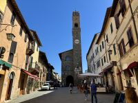 6. Tag: Freizeit in Montalcino – Piazza del Popolo mit Palazzo dei Priori &ndash; &copy; Andreas Wolfsteller (Eberhardt TRAVEL)