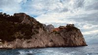 Capri - Inselrundfahrt per Boot - Casa Malaparte vom Meer aus.jpeg &ndash; &copy; Kerstin Engelhardt (Eberhardt TRAVEL)