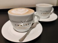 Sig.ra Cortese entdeckt Café Cortese. Kaffeepause beschlossen... &ndash; &copy; Monika Cortese (Eberhardt TRAVEL)