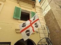 Alghero (Altstadt - Sardische Fahne) &ndash; &copy; Katrin Deutschbein (Eberhardt TRAVEL)
