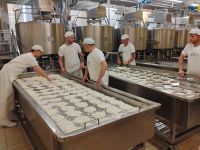 Ricotta-Herstellung in der Käserei Busti  &ndash; &copy; Monika Cortese (Eberhardt TRAVEL)
