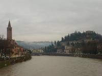 Blick von der Etsch auf das Kloster
