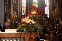 weihnachtlich geschmückter Alltar der Stadtkirche St. Nikolaus