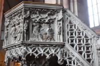 schmuckvoll verzierte Kanzel im Dom Bozen