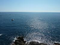 Das Meer glitzert im Sonnenschein!