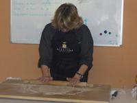 Nudelteig wird ausgerollt