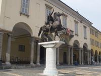 Statue vom Recisole auf dem Domplatz in Pavia