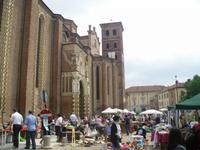 Trödelmarkt am Dom in Asti