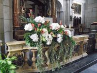 Blumenschmuck vorm Gnadenbild