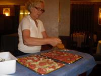 Hotelchefin reibt Trüffel auf Vorspeise