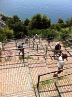 unzählige Stufen zum Bahnhof