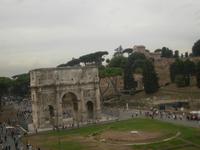 Blick vom Kolosseum auf den Titusbogen