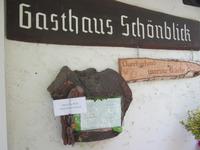 Brille zum Kartenlesen wird gestellt