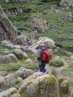 Herr Klocke beim Wandern auf der Halbinsel Capo Testa