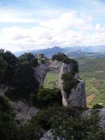 Blick auf die Preda Istampada  - wenn man genau hinschaut, sieht man einige Gäste im Loch