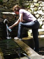 Unsere Reiseleiterin Gabriela an der Funtana Bona