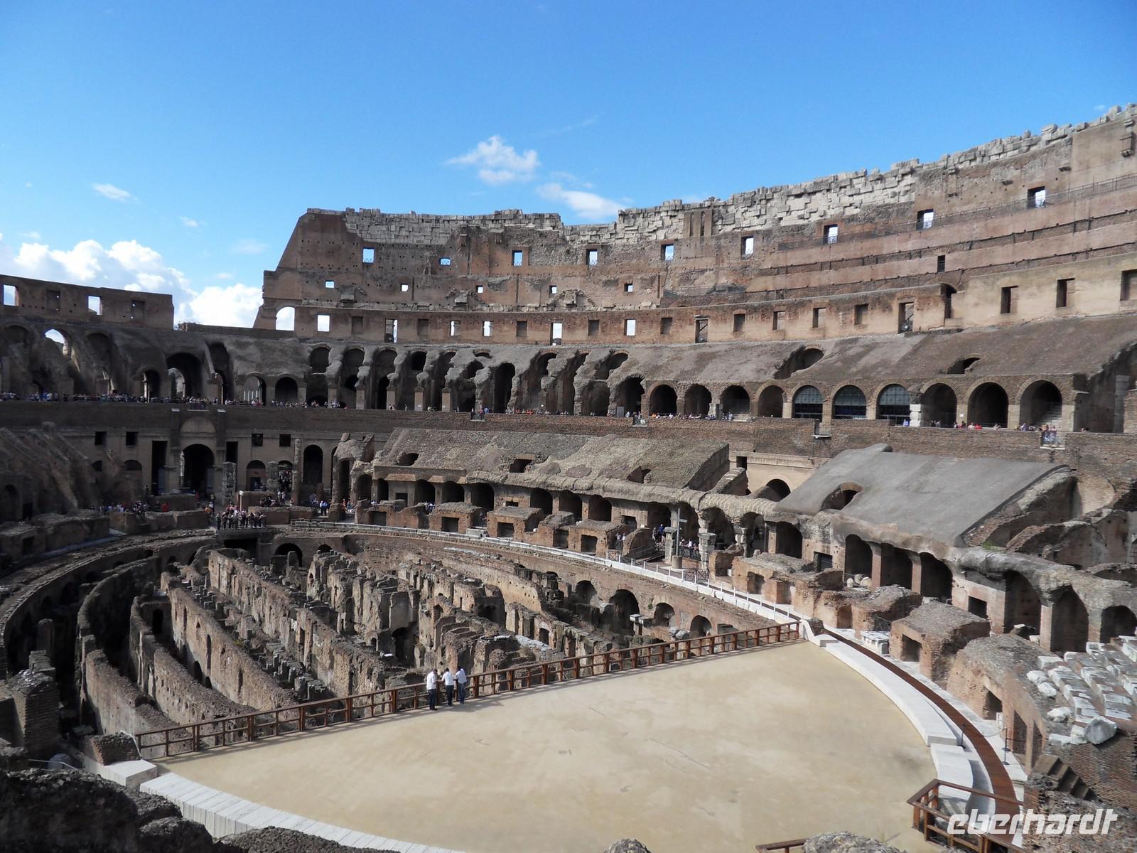 Der Fotografin gefällt es offensichtlich sehr gut im Kollosseum ;)