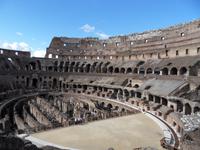 Der Fotografin gefällt es offensichtlich sehr gut im Kollosseum ;)