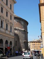 und es verschwindet wieder zwischen den Häusern