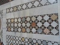 Der Fußboden ist aufwendig gelegt