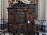 Zeiten für Beichten auf Deutsch stehen auf dem Schild