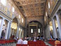 die Kirche besitzt eine prächtige Kassettendecke