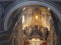 Blick vom unteren Ende der Kuppel hinab auf den Altar