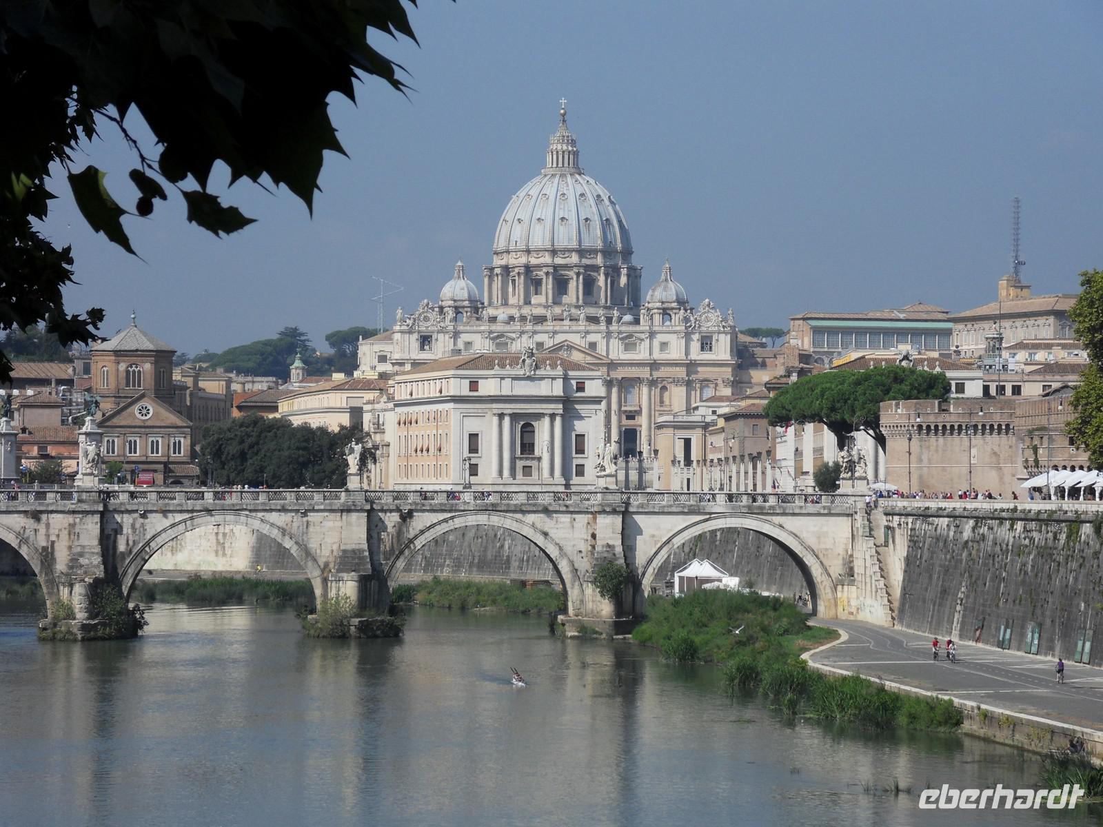 Blick auf Tiber und Petersdom