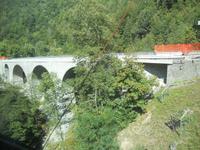 über 83 Brücken und durch 31 Tunnel hindurch