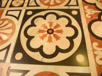Detail Fußbodenmosaik aus Marmor im Mailänder Dom