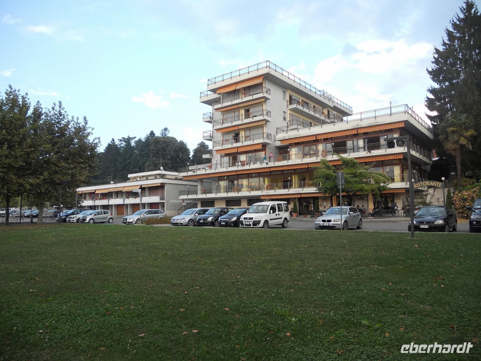 unser Hotel von der Uferseite gesehen