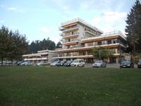 unser Hotel von der Uferseite gesehen