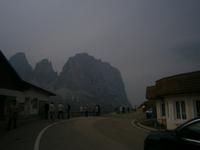 Sellapaß, im Hintergrund der Langkofel