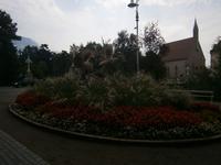Meran, Blumenschmuck, im Hintergrund die 