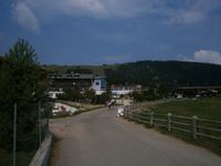 Seiser Alm, im Hintergrund die Bergstation der Kabinenbahn