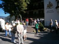 Treff der Gruppe vor dem Hotel Wieser zur Wanderung zum Picknickplatz