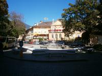 Blick auf ein Hotel an einem belebten Platz der Stadt