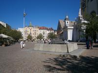 Brixen, Domplatz mit Eingangsportal zum Dom und Rathaus